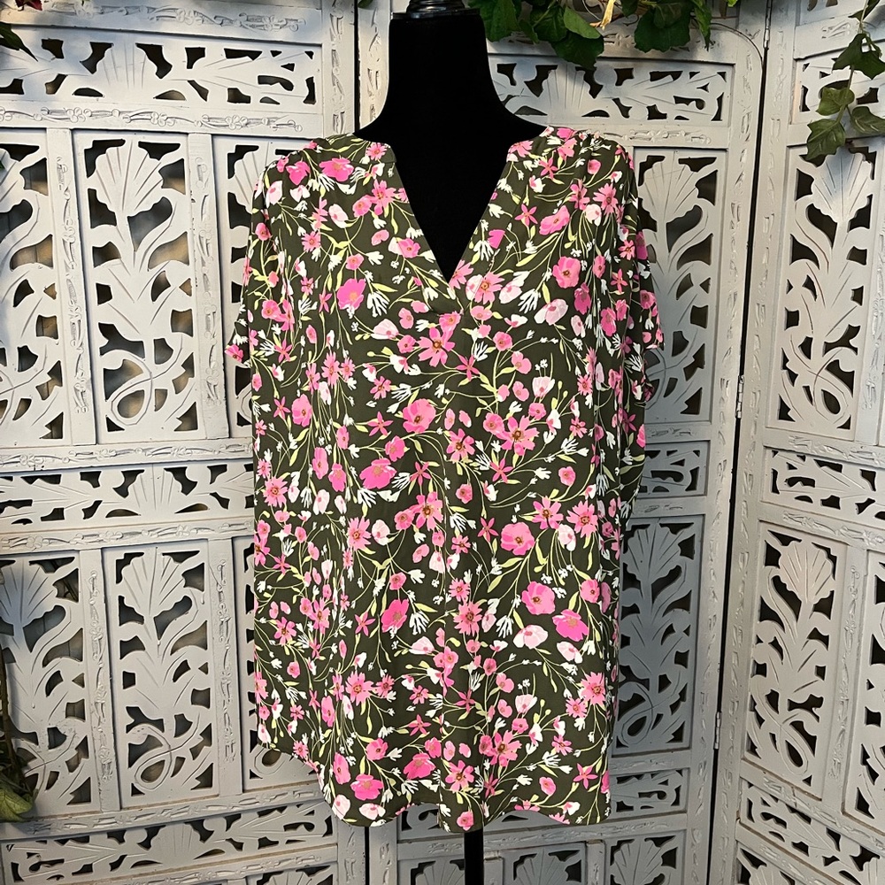 EVRI OLIVE GREEN WITH PRETTY PINK FLOWERS SHORT SLEEVE PLUS TOP